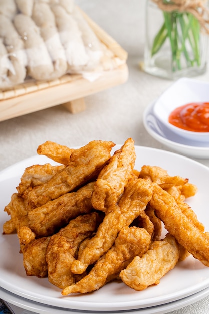 Fried Otak Otak is een Zuidoost-Aziatische viskoek gemaakt van gemalen visvlees vermengd met Chilisaus