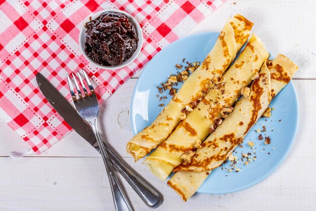 Foto pancake fritti con marmellata e noci