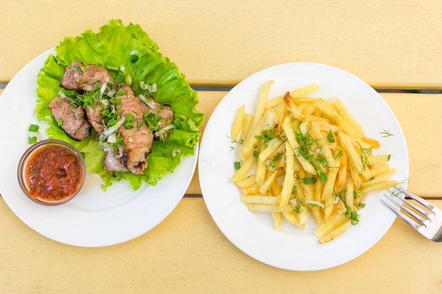 肉の揚げ物とフライドポテト