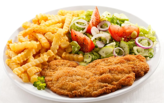 チップスと野菜サラダで揚げた豚肉