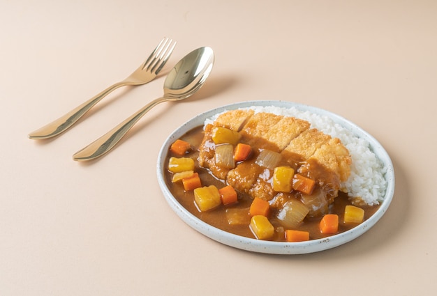 Curry di cotoletta di maiale fritto con riso - stile di cibo giapponese