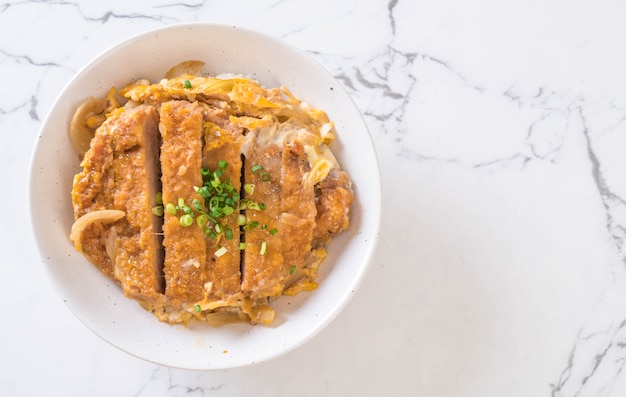 Ciotola di riso con cotoletta di maiale fritto (katsudon)