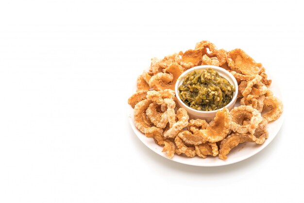 Merluzzo di maiale fritto o spuntino di maiale con salsa di peperoncino verde verde del nord