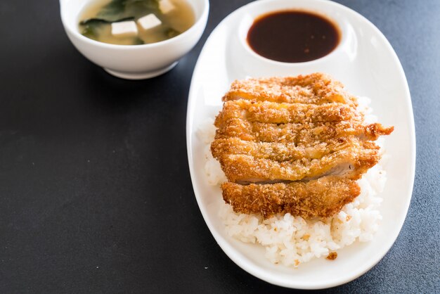 Foto maiale fritto su riso sormontato (tonkatsu) con zuppa di miso