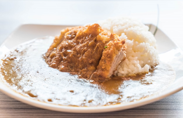 カレーライスと揚げた豚肉