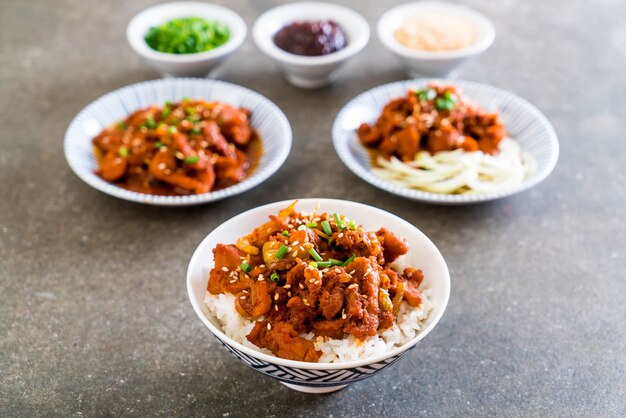 Maiale fritto con salsa piccante coreana (bulgogi) in cima riso