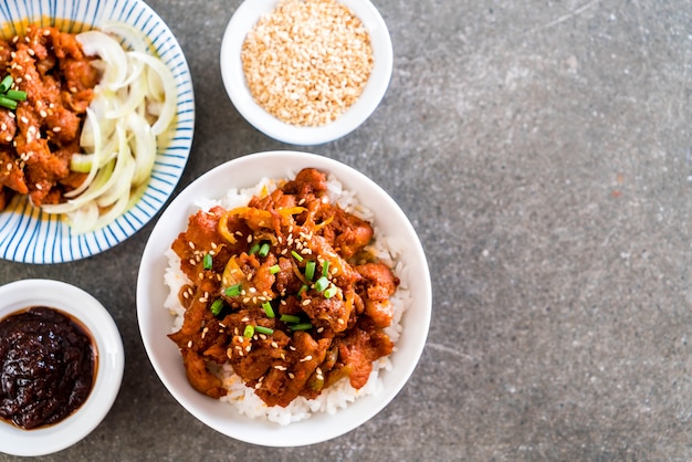 Maiale fritto con salsa piccante coreana (bulgogi) in cima riso