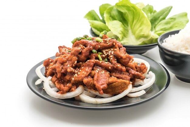 揚げた豚肉とスパイシーな韓国人ソース（ブルゴギ）
