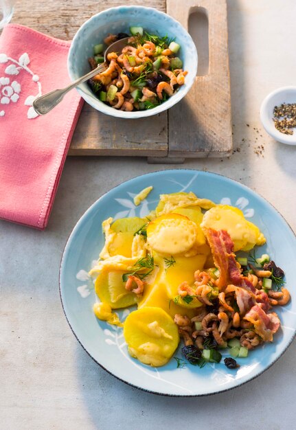 Foto patate fritte con gamberi del mare del nord e bacon