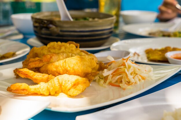 Fried Prawn Balls op een eettafel