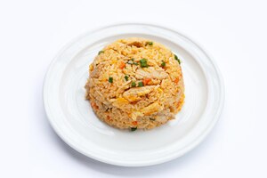 Photo fried rice in white plate on white background