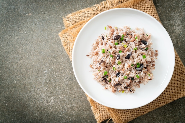 Жареный рис с китайскими оливками и фаршем из свинины - азиатская кухня