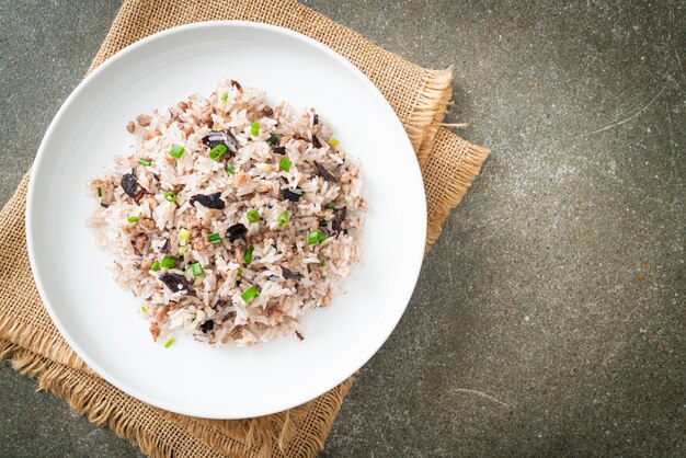 Жареный рис с китайскими оливками и фаршем из свинины - азиатская кухня