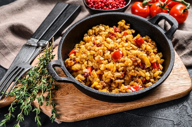 Fried rice with egg, chicken meat and tomato