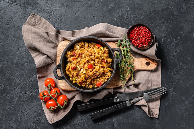 Fried rice with egg, chicken meat and tomato