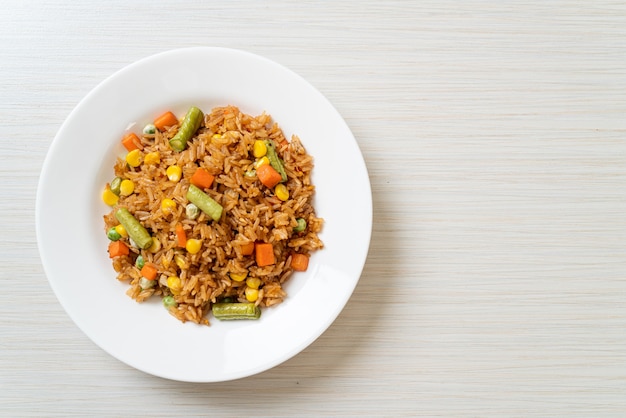 жареный рис с зеленым горошком, морковью и кукурузой - вегетарианский и здоровый стиль питания