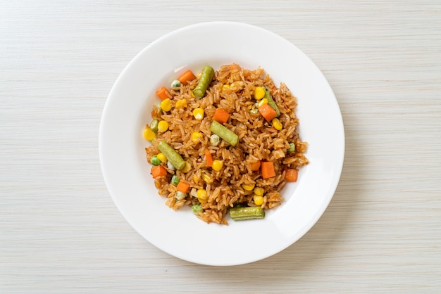 완두콩, 당근, 옥수수 볶음밥-채식 및 건강식 스타일