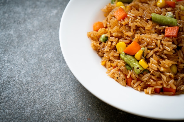 fried rice with green peas, carrot and corn