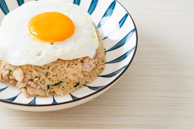 豚肉と目玉焼きの日本風チャーハン-アジア料理スタイル