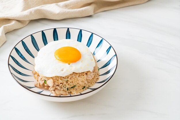 жареный рис со свининой и жареным яйцом по-японски - стиль азиатской кухни
