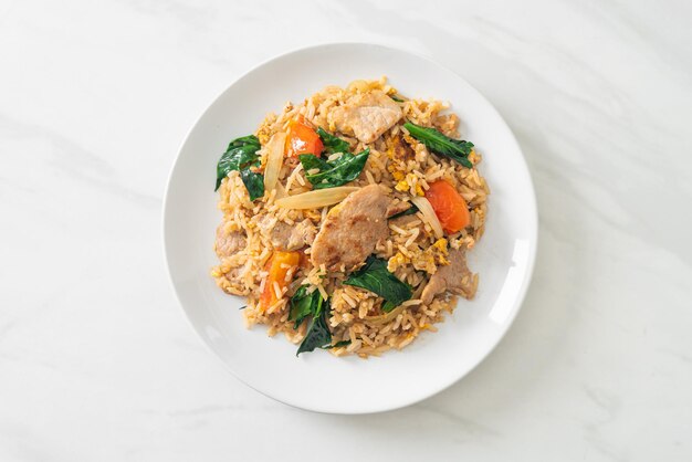 Photo fried rice with pork on plate