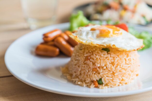 Photo fried rice with sausage and fried egg