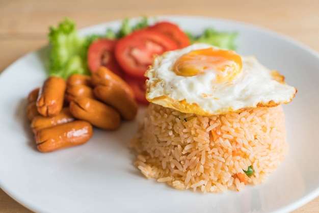 Photo fried rice with sausage and fried egg