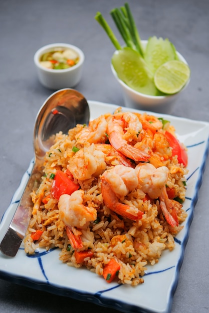 Photo fried rice with shrimp and fresh vegetables