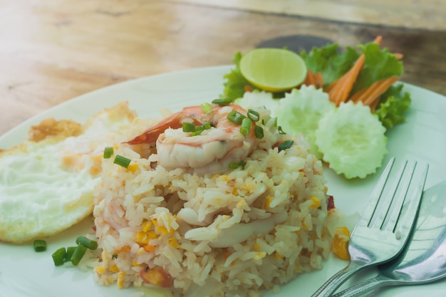 Photo fried rice with shrimp and fried egg