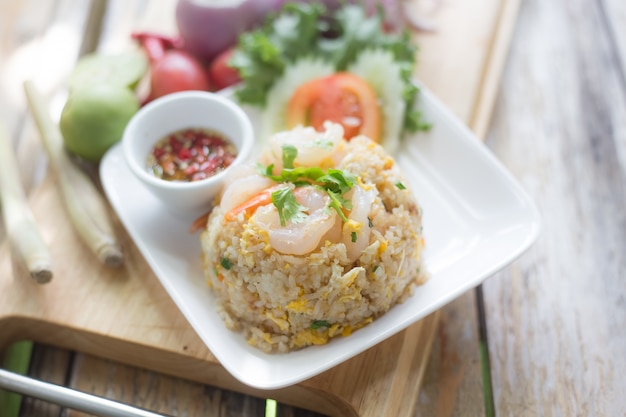 Photo fried rice with shrimp on the white dish