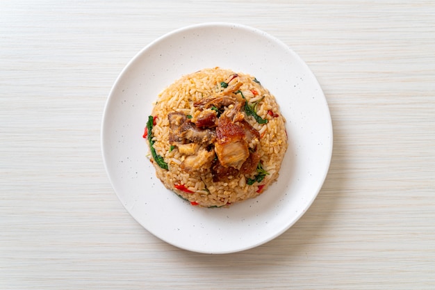 Photo fried rice with thai basil and crispy belly pork - thai food style