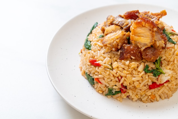 жареный рис с тайским базиликом и хрустящей грудинкой свинины - стиль тайской кухни