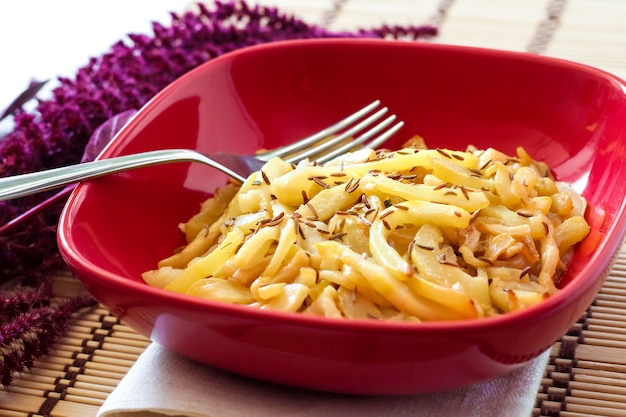 Foto zucchine mature fritte con semi di cumino