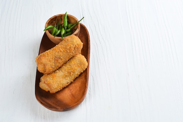 Le polpette fritte o risol sono il cibo di strada tradizionale indonesiano?