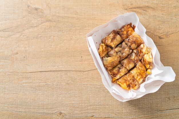 Roti fritti con uovo, banana e cioccolato