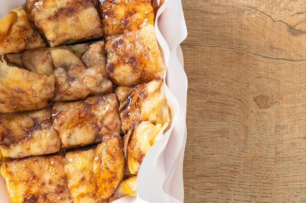 Roti fritti con uovo, banana e cioccolato