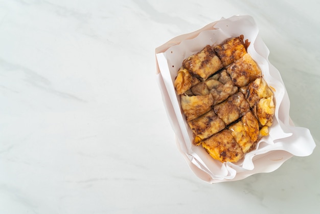 Roti fritti con uovo, banana e cioccolato