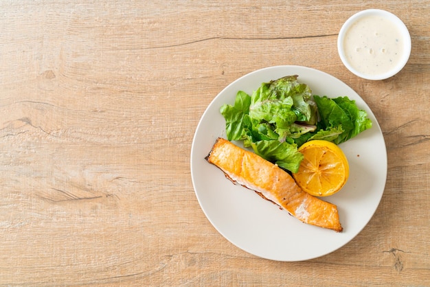 Fried salmon steak with lemon and vegetable