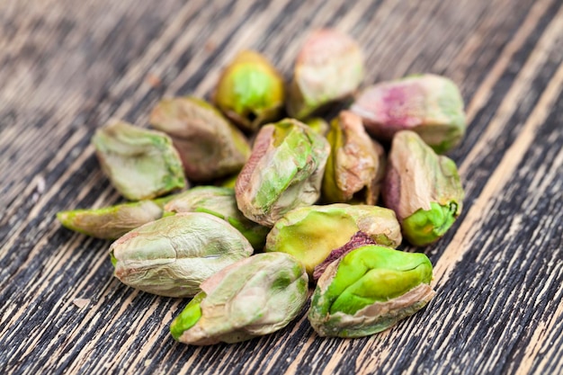 Photo fried salted pistachio nuts , close up