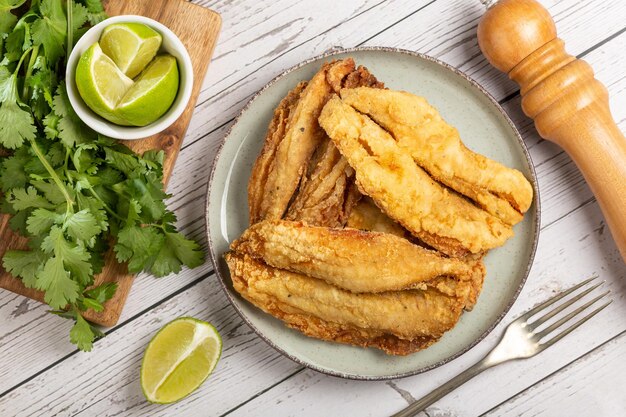 Photo fried sardines in the plate on the table.