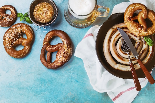 Foto salsiccia fritta con birra e ciambelline salate