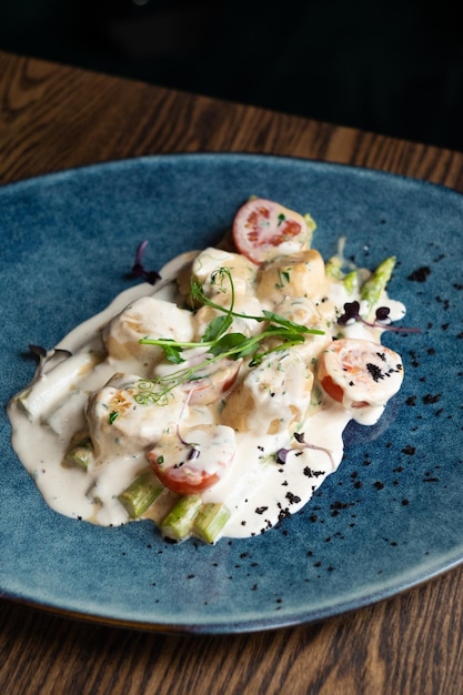 Fried scallops with asparagus