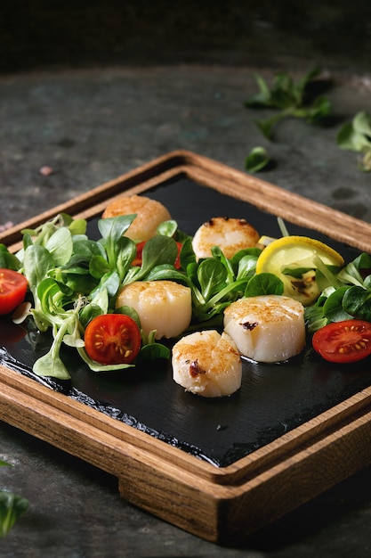 Fried scallops with butter sauce