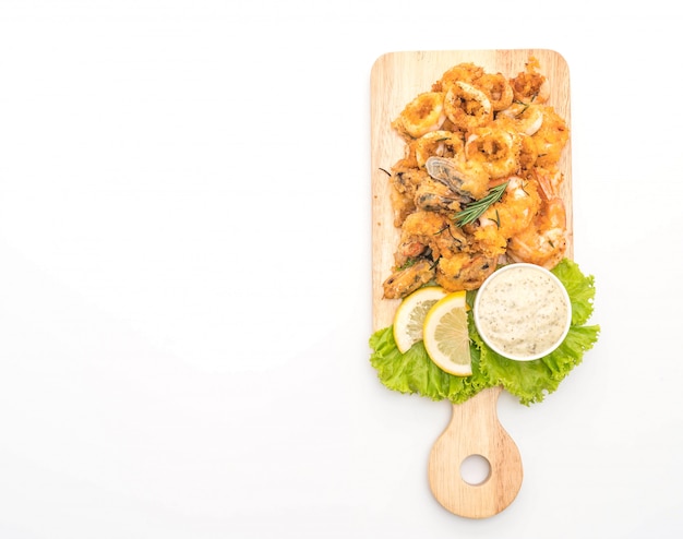 Foto calamari fritti di pesce, gamberi, cozze con salsa