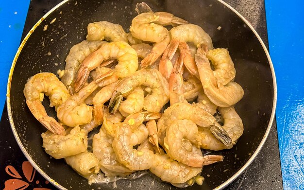 Photo fried shrimp in a frying pan shrimp fried in a frying pan