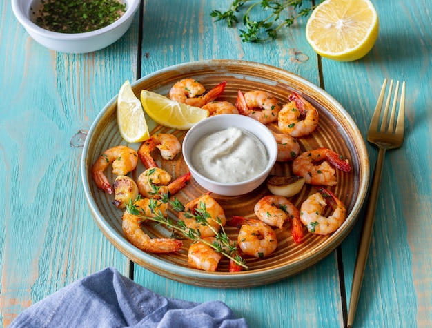 Fried shrimp with thyme, lemon and white sauce.