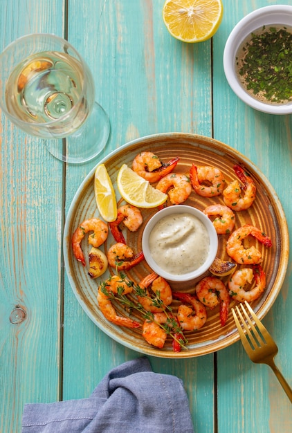 Fried shrimp with thyme, lemon and white sauce.