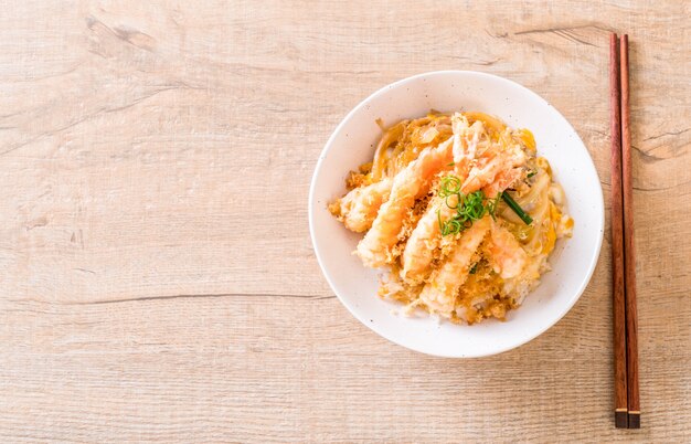 Tempura di gamberi fritti sulla ciotola di riso sormontato