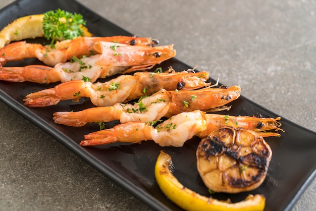 Photo fried shrimps with garlic