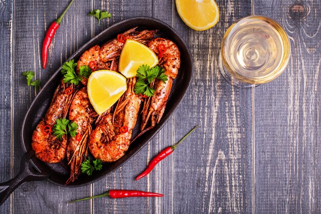 Fried shrimps with lemon and white wine